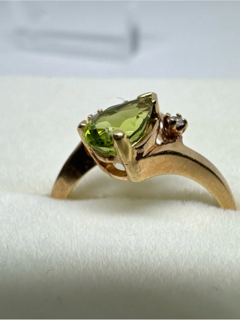 Vintage 10K Gold Pear Cut Green Peridot Accent Diamond Ring Size 6.25 1.9g
